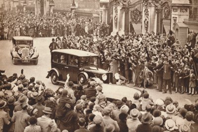 George VI en koningin Elizabeth verlaten Buckingham Palace voor vakantie in Windsor door Unbekannt