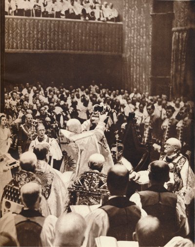 George VI wordt gekroond met de St. Edwards kroon op de dag van zijn kroning, 1937 door Unbekannt