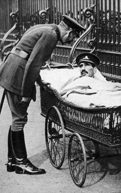 George V met een gewonde soldaat, 7e Bataljon Sherwood Foresters, maart 1918 door Unbekannt