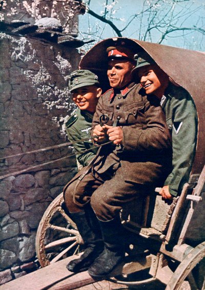 Duitse alpentroepen in een kar met een Bulgaarse soldaat, Struma-vallei, Bulgarije, 1941 door Unbekannt
