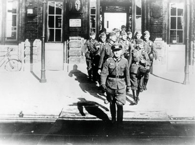 Duitse legerofficier leidt zijn compagnie naar een perron, Parijs, augustus 1940 door Unbekannt