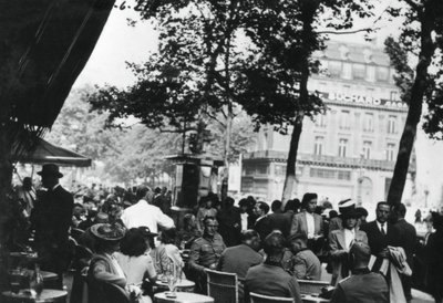 Duitse legerofficieren ontspannen buiten het Café de la Paix, Parijs, juni 1940 door Unbekannt
