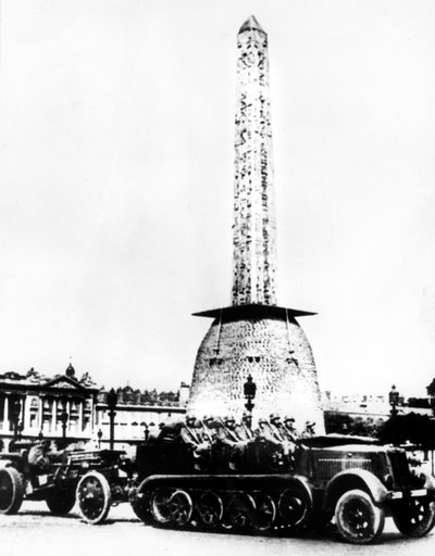 Duitse artillerie rijdt door de Place de la Concorde, Parijs, 1940 door Unbekannt