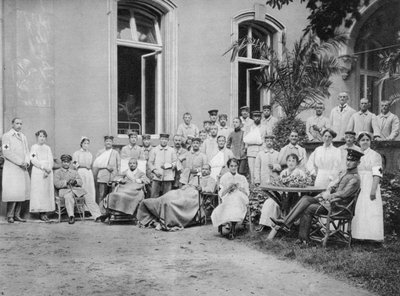 Duitse verpleegsters en patiënten, Frankfurt am Main, Duitsland, Eerste Wereldoorlog, 1915 door Unbekannt