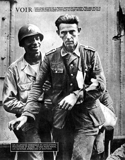 Duitse krijgsgevangene arriveert in Engeland, begeleid door een Amerikaanse soldaat, 1944 door Unbekannt