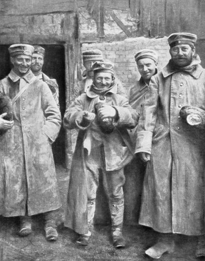 Duitse krijgsgevangenen met hun rantsoen brood, 1915 door Unbekannt