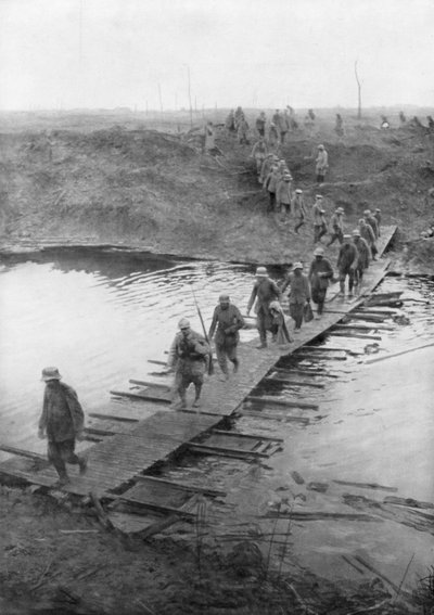 Duitse gevangenen op een eendenplankpad bij het Yserkanaal, België, 31 juli 1917 door Unbekannt