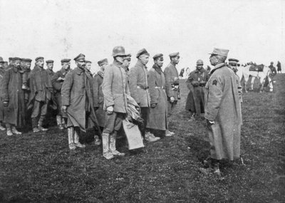 Duitse gevangenen genomen op 18 april 1918 worden de regels van hun gevangenschap verteld, Frankrijk door Unbekannt