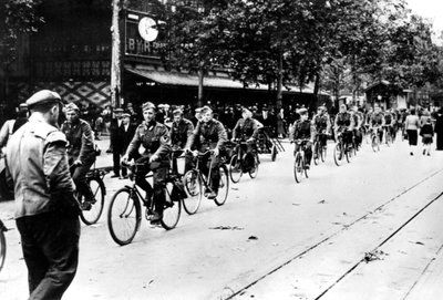 Duitse soldaat fietst door de straten van Parijs, juni 1940 door Unbekannt