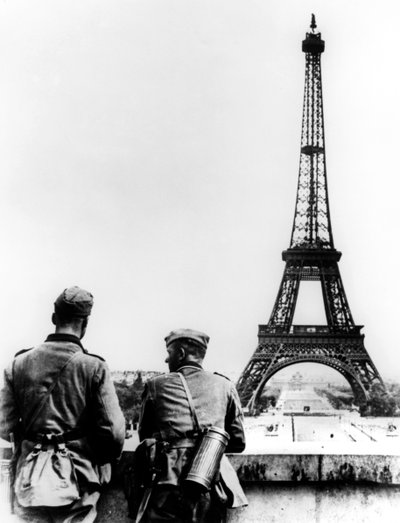 Duitse soldaten bij de Eiffeltoren, Parijs, juni 1940 door Unbekannt