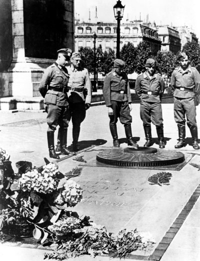 Duitse soldaten bij het Graf van de Onbekende Soldaat bij de Arc de Triomphe, Parijs, december 1940 door Unbekannt