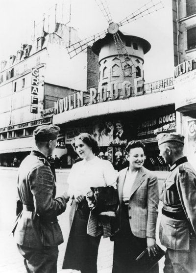 Duitse soldaten flirten met Franse vrouwen buiten de Moulin Rouge, bezet Parijs, juni 1940 door Unbekannt