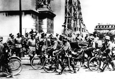 Duitse soldaten marcheren langs de Arc de Triomphe, Parijs, 14 juni 1940 door Unbekannt