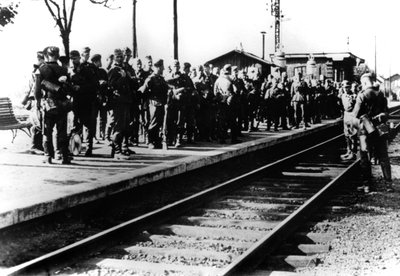Duitse soldaten op een perron in afwachting van transport, Parijs, augustus 1940 door Unbekannt