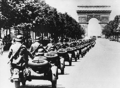 Duitse soldaten op de Champs Elysees, Parijs, 14 juni 1940 door Unbekannt