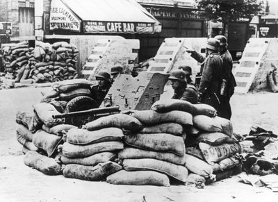 Duitse soldaten met veroverde Franse barricade, nabij Parijs, juni 1940 door Unbekannt