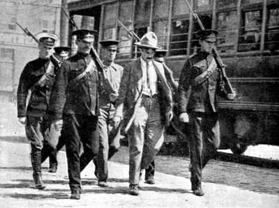 Duitse spion begeleid naar militaire gevangenis door de Canadese autoriteiten, Eerste Wereldoorlog, 1914 door Unbekannt