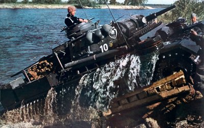 Duitse tank steekt een rivier over, Rusland, 1941 door Unbekannt