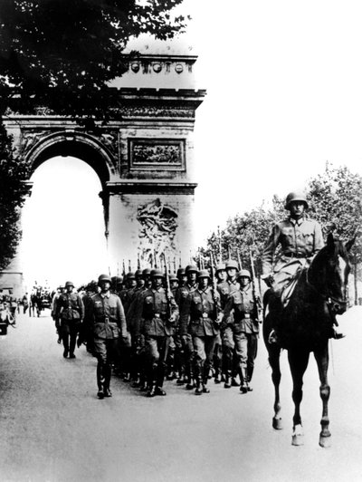 Duitse troepen marcheren op de Champs Elysees, Parijs, 14 juni 1940 door Unbekannt