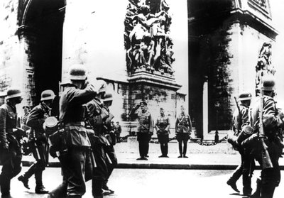 Duitse troepen marcheren langs de Arc de Triomphe, Parijs, 14 juni 1940 door Unbekannt