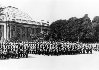 Duitse troepen marcheren voor de Duitse commandant van Parijs, 8 juli 1941 door Unbekannt