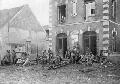 Duitse troepen zittend op de trappen van het stadhuis van Vareddes, Frankrijk, 1914 door Unbekannt