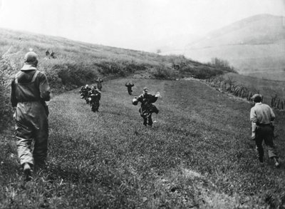 Duitse troepen geven zich over aan soldaten van het Amerikaanse 1e Leger, nabij Elsborn, Duitsland, april 1945 door Unbekannt