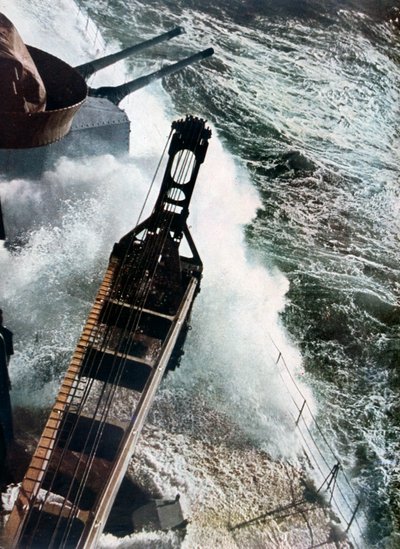 Duitse oorlogsschip vecht tegen de Atlantische zeeën, 1942 door Unbekannt