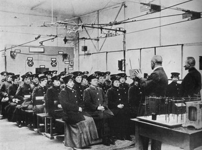 Duitse vrouwen worden opgeleid als trambestuurders in Berlijn, 1915 door Unbekannt