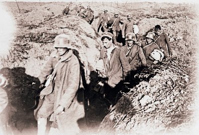Duitsers geven zich over bij Laffaux, Noord-Frankrijk, c1914-c1918 door Unbekannt
