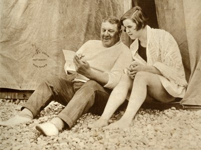 Gertrude Ederle ontvangt advies van haar trainer Jabez Wolff, 1926, 1935 door Unbekannt