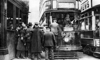 Instappen in een tram bij Blackfriars, Londen door Unbekannt