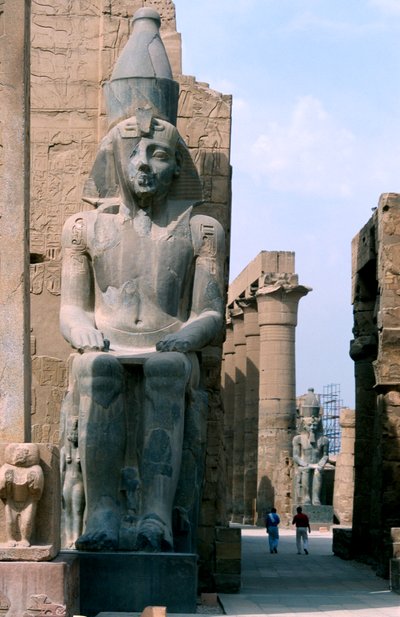 Reusachtig standbeeld van Ramses II, derde koning van de 19e dynastie, Luxor, Egypte door Unbekannt