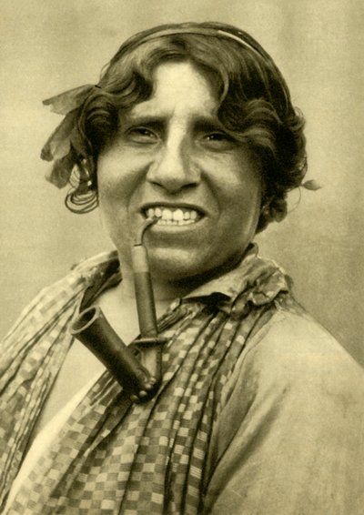 Zigeunervrouw die een pijp rookt, Burgenland, Oostenrijk, c1935 door Unbekannt