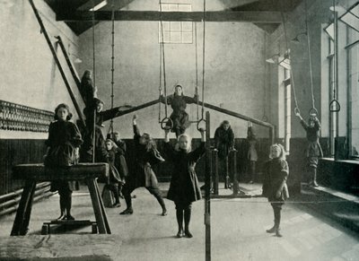 Meisjes Gymnasten bij de Koninklijke Instelling voor Doven en Slechthorenden, Friar Gate, Derby, 1902 door Unbekannt