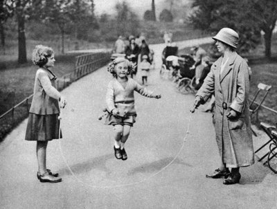 Meisje aan het touwtjespringen, Hyde Park, Londen, 1926-1927 door Unbekannt