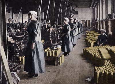 Meisjes in een munitiefabriek, 1915 door Unbekannt