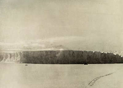 Gletsjer ten zuiden van Kaap Barne, met motor die op zee-ijs reist, ca. 1908 door Unbekannt