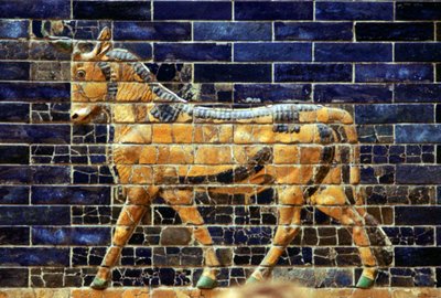 Geglazuurd bakstenen reliëf van een stier op de Heilige Weg naar de Ishtarpoort, Babylon, ca. 580 v.Chr. door Unbekannt