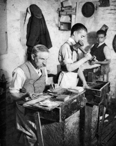 Goudslaan in een Londense werkplaats, 1926-1927 door Unbekannt