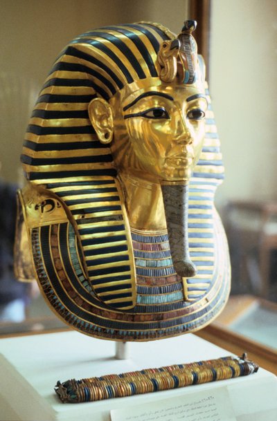 Gouden en lapis lazuli dodemasker van Toetanchamon, koning van Egypte, ca. 1323 v.Chr. door Unbekannt