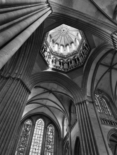 Gotische kunst: kruising van het transept en uitzicht op de lantaarn toren. 1250 Kathedraal Notre Dame de Coutances (Manche). door Unbekannt