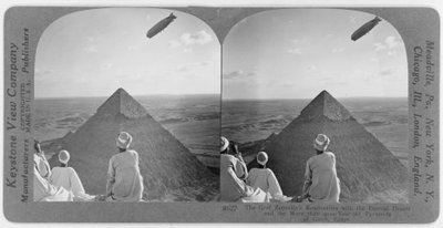 Graf Zeppelin boven de piramides van Gizeh, ca. 1930 (stereofoto) door Unbekannt