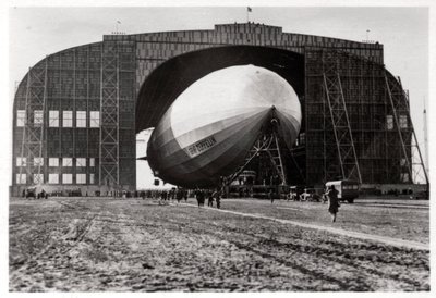 Graf Zeppelin bevestigd aan de mobiele anker mast, Lakehurst, New Jersey, VS, 1930, 1933 door Unbekannt