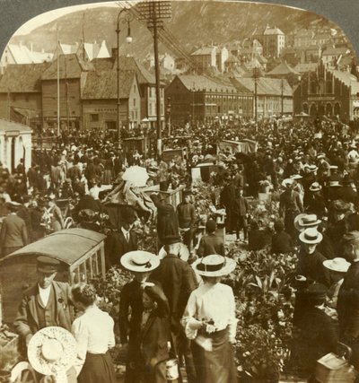 Grote markt van drukke Bergen, de bloemenmarkt N. naar de vismarkt, Noorwegen, c1905 door Unbekannt