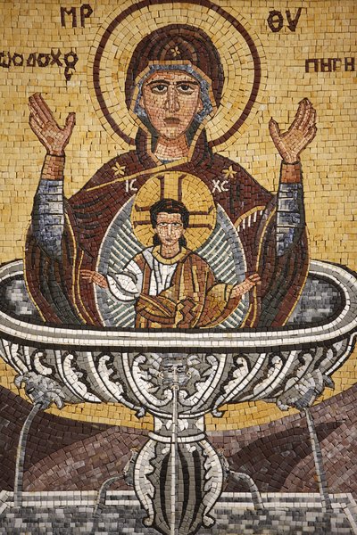 Grieks-orthodoxe icoon die Maria als een bron van leven afbeeldt in de St. George