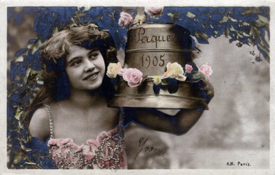 Wenskaart voor Pasen: een glimlachend jong meisje poseert naast een bel - Ansichtkaart gedateerd 1905 door Unbekannt
