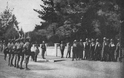 Grenadier Guards met hun nieuwe hoeden lossen de wacht af bij het hoofdkwartier van Lord Roberts, Pretoria door Unbekannt