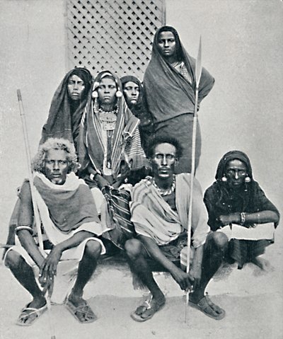 Groep Danakil mannen en vrouwen uit de Italiaanse haven, Assab Bay, Eritrea door Unbekannt