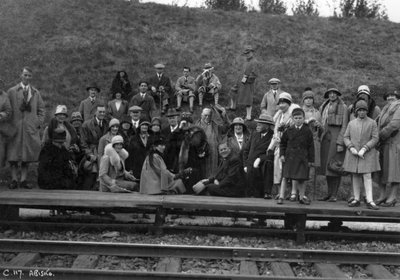 Groep toeristen op een spoorwegperron, Abisko, Noord-Zweden, 1929 door Unbekannt